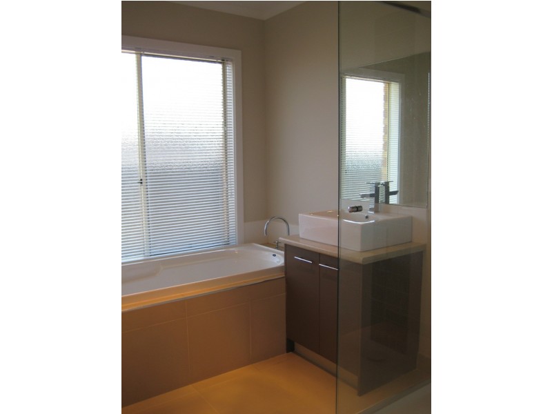 18 Niland Crescent, Point Cook VIC 3030