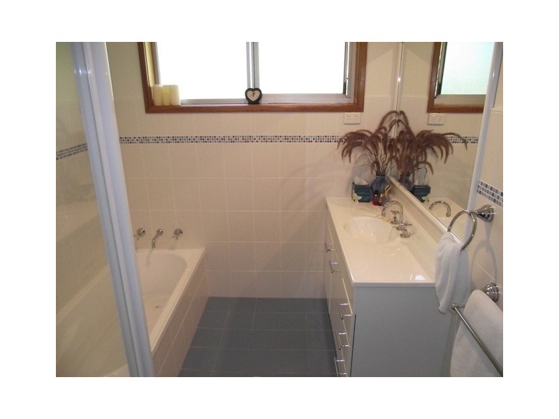 9 Meroo St, Bomaderry NSW 2541