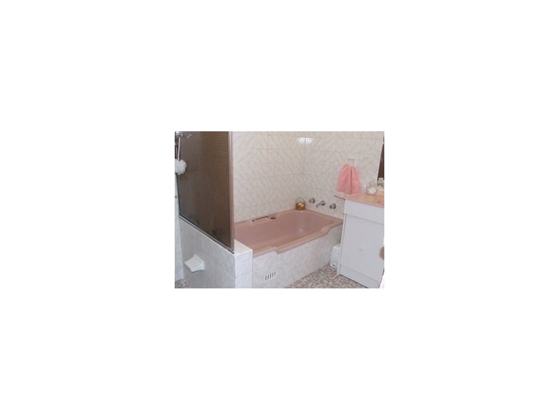 418 Princes Hwy,, Bomaderry NSW 2541