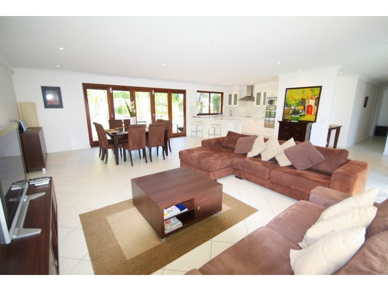 14 Huon Street, Broadbeach Waters QLD 4218