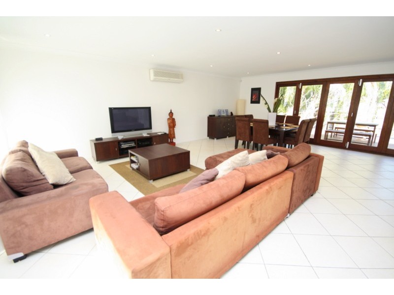 14 Huon Street, Broadbeach Waters QLD 4218