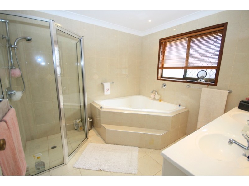 8 Scouller Place, Mermaid Waters QLD 4218