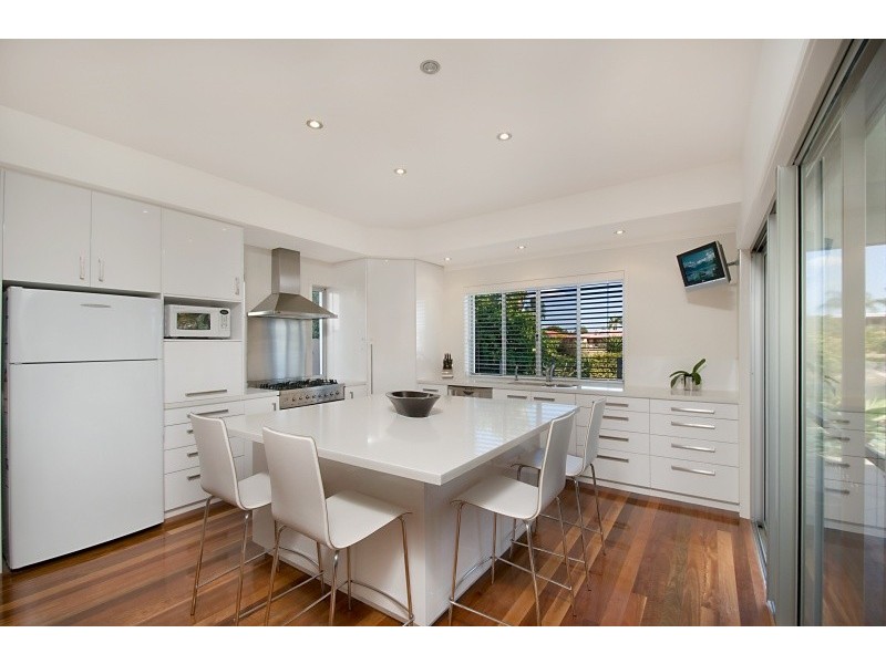 40 Moana Park Avenue, Broadbeach Waters QLD 4218