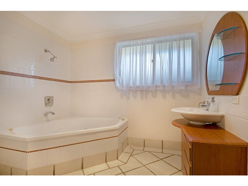 40 Moana Park Avenue, Broadbeach Waters QLD 4218