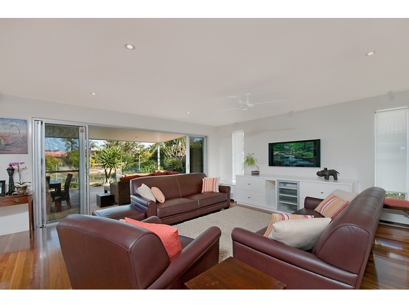 40 Moana Park Avenue, Broadbeach Waters QLD 4218