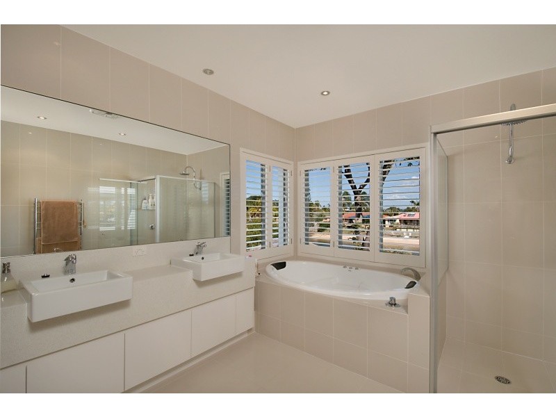 40 Moana Park Avenue, Broadbeach Waters QLD 4218