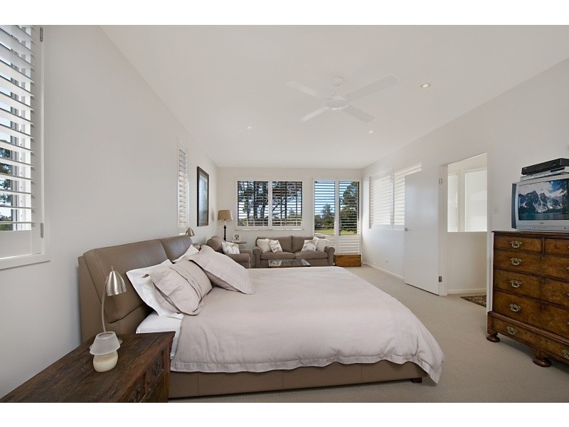 40 Moana Park Avenue, Broadbeach Waters QLD 4218