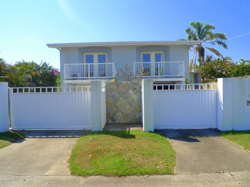 8 Naranga Avenue, Broadbeach Waters QLD 4218