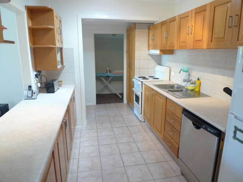 8 Naranga Avenue, Broadbeach Waters QLD 4218