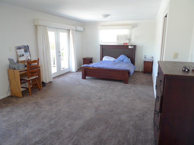 8 Naranga Avenue, Broadbeach Waters QLD 4218