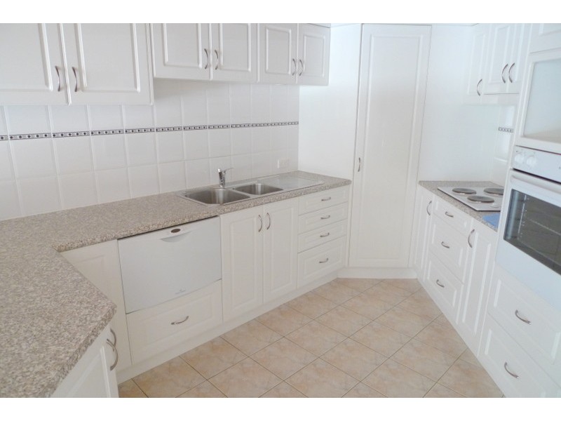 7/11 Hooker Blvd, Broadbeach Waters QLD 4218