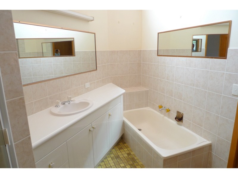 7/11 Hooker Blvd, Broadbeach Waters QLD 4218