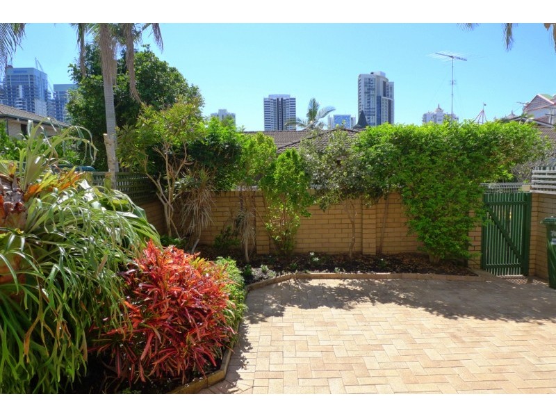 7/11 Hooker Blvd, Broadbeach Waters QLD 4218