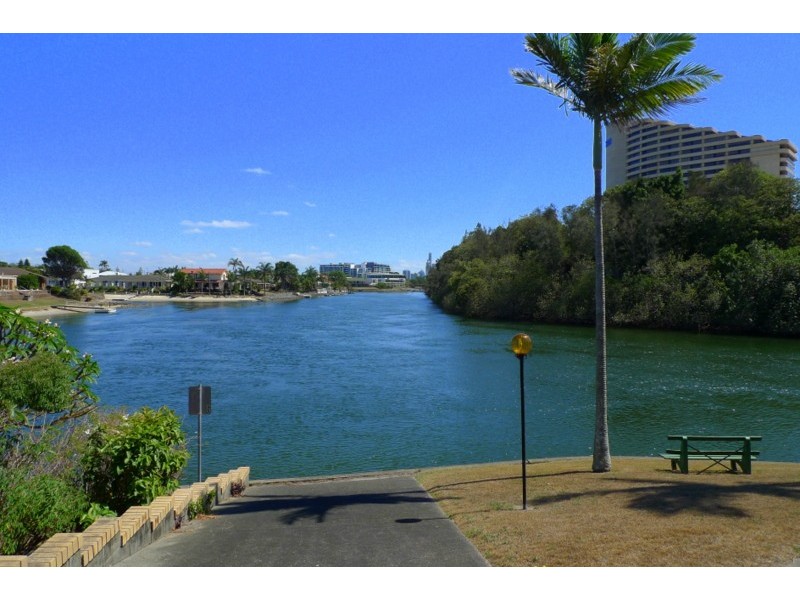 7/11 Hooker Blvd, Broadbeach Waters QLD 4218