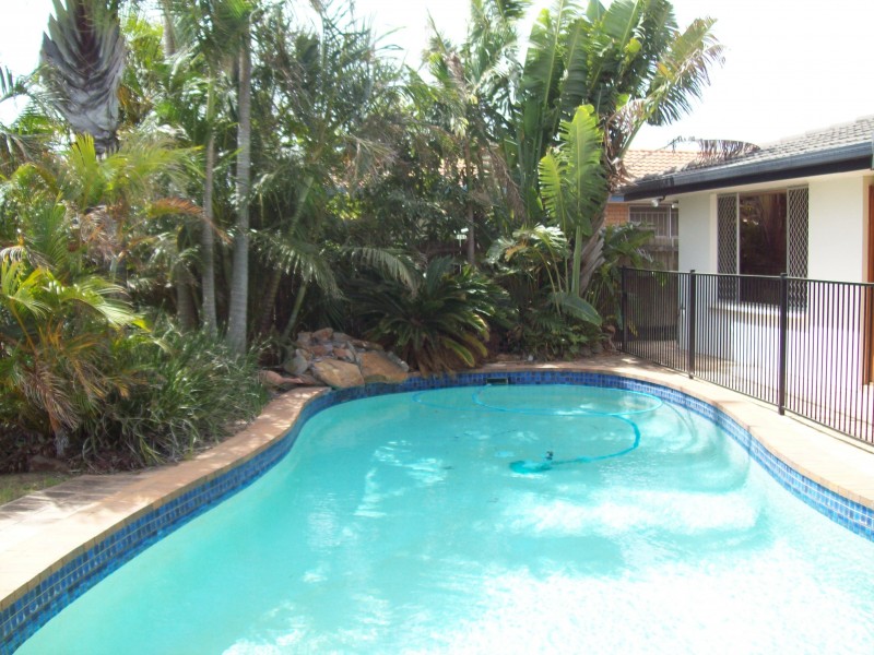 13 Andrea Avenue, Broadbeach Waters QLD 4218