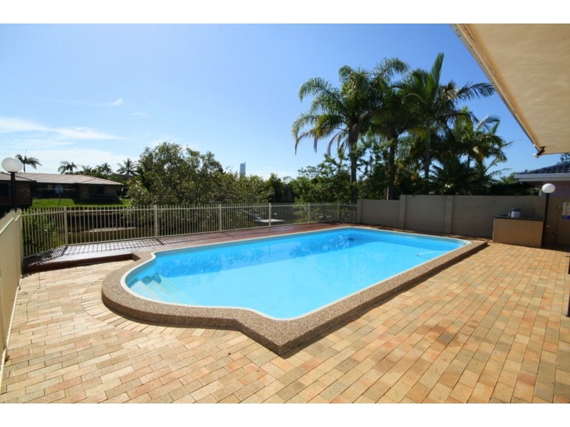 9 Buena Vista Court, Broadbeach Waters QLD 4218