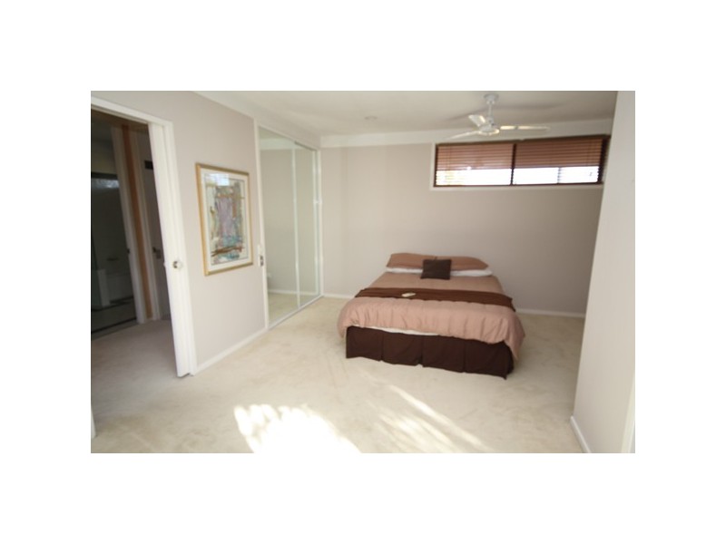 90 Waitomo Street, Broadbeach Waters QLD 4218
