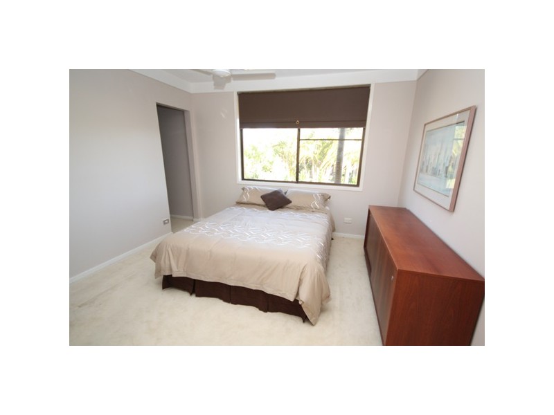 90 Waitomo Street, Broadbeach Waters QLD 4218