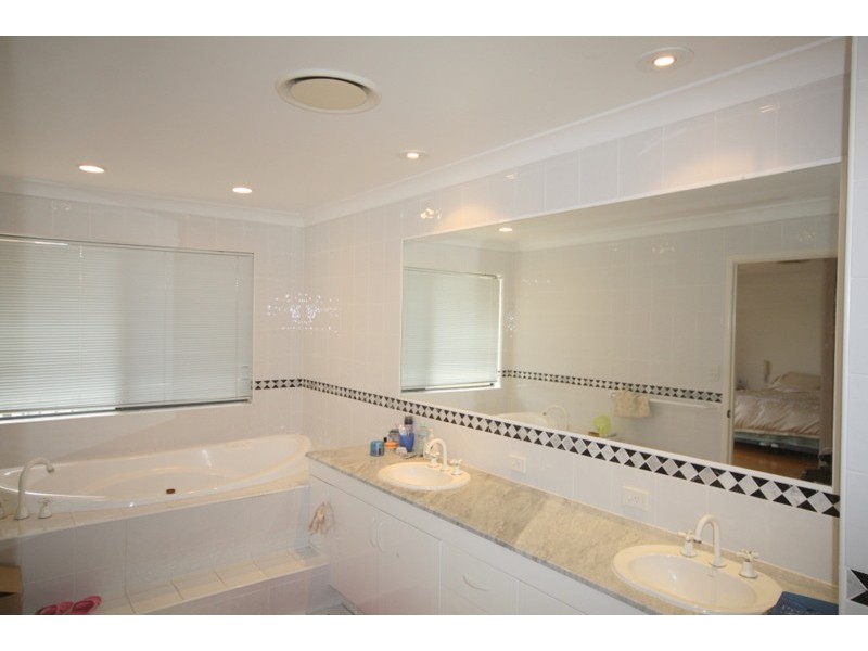 1/125 Santa Cruz Blvd, Clear Island Waters QLD 4226