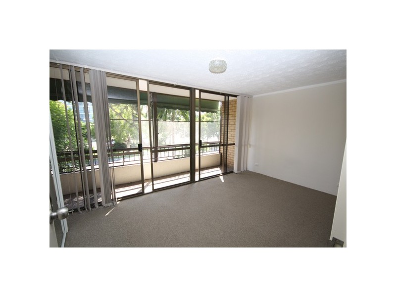 8/2 TE Peters Drive, Broadbeach Waters QLD 4218