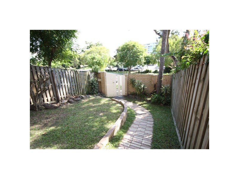 8/2 TE Peters Drive, Broadbeach Waters QLD 4218