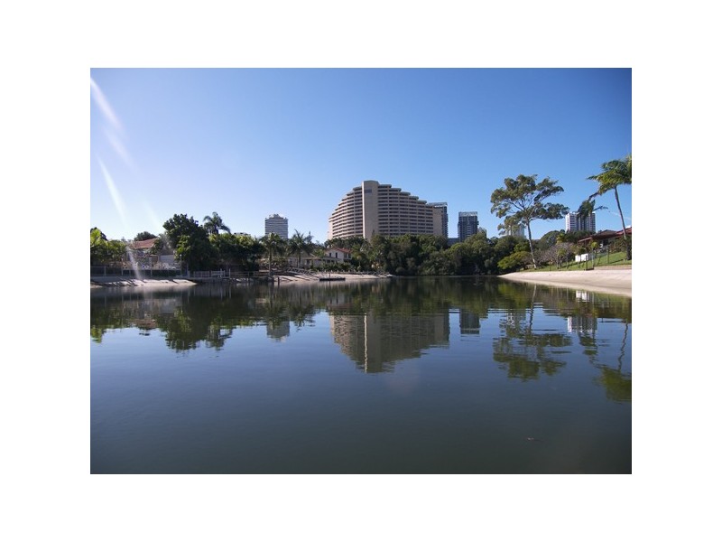 8 Rebecca Court, Broadbeach Waters QLD 4218