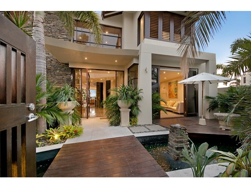 34 Hampton Court, Sovereign Islands QLD 4216