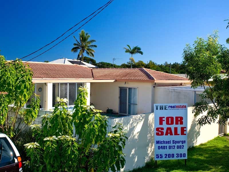 8 Costa Ct, Broadbeach Waters QLD 4218