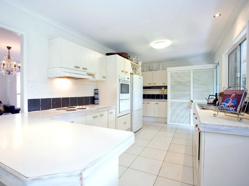 17 Mountain View Ave, Miami QLD 4220