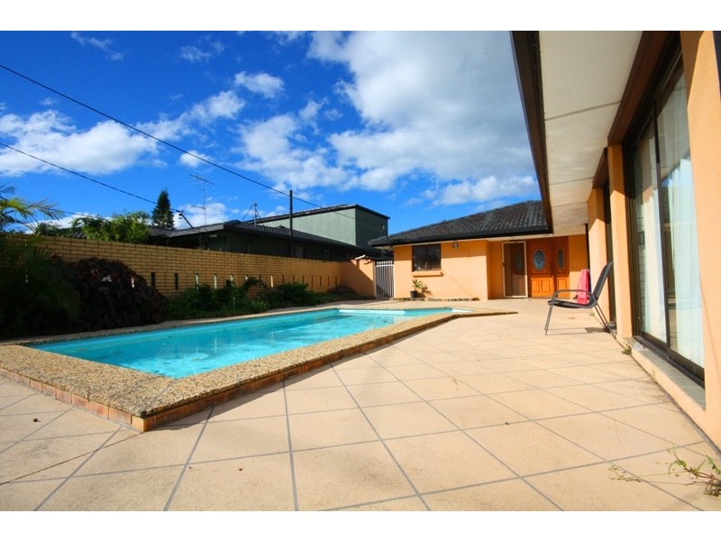 11 Bermuda St, Broadbeach Waters QLD 4218