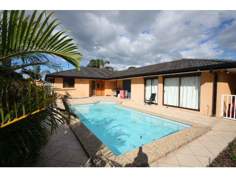 11 Bermuda St, Broadbeach Waters QLD 4218
