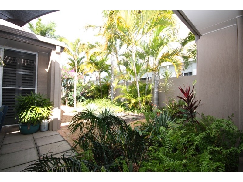2 Salamander Crt, Mermaid Waters QLD 4218