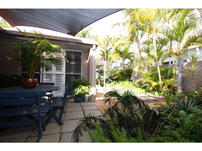 2 Salamander Crt, Mermaid Waters QLD 4218
