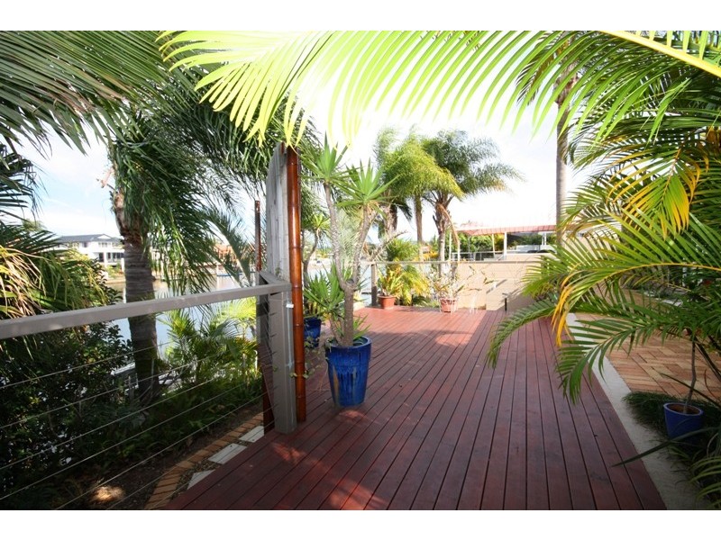 2 Salamander Crt, Mermaid Waters QLD 4218