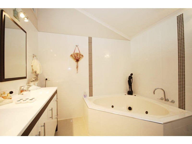 2 Salamander Crt, Mermaid Waters QLD 4218