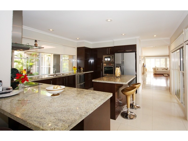 2 Salamander Crt, Mermaid Waters QLD 4218