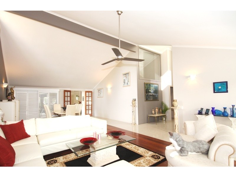 2 Salamander Crt, Mermaid Waters QLD 4218