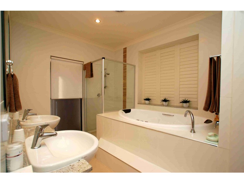 57 Observatory Dr, Reedy Creek QLD 4227