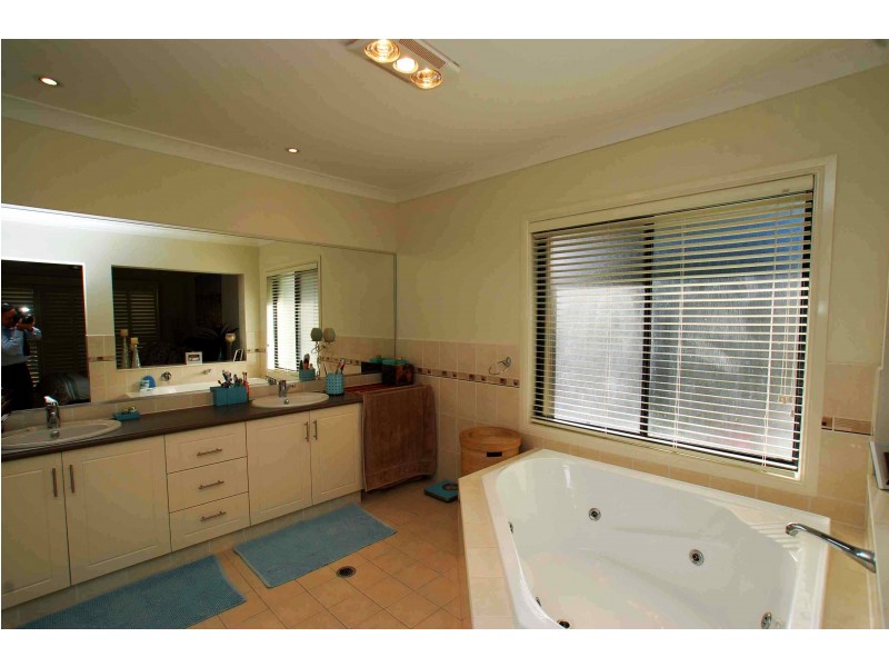 55 Observatory Dr, Reedy Creek QLD 4227
