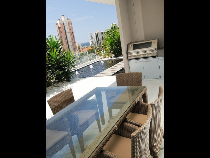 33 Te Peters Dr, Broadbeach QLD 4218