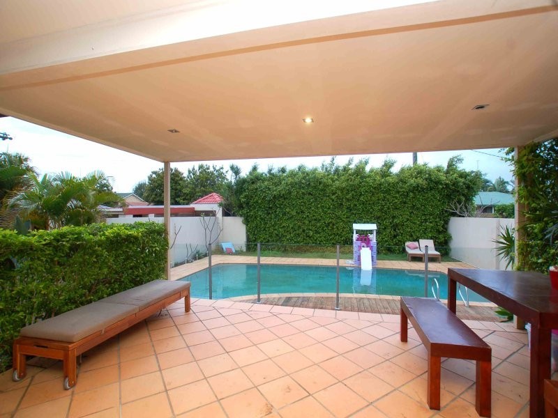 5 Bradley Ave, Miami QLD 4220