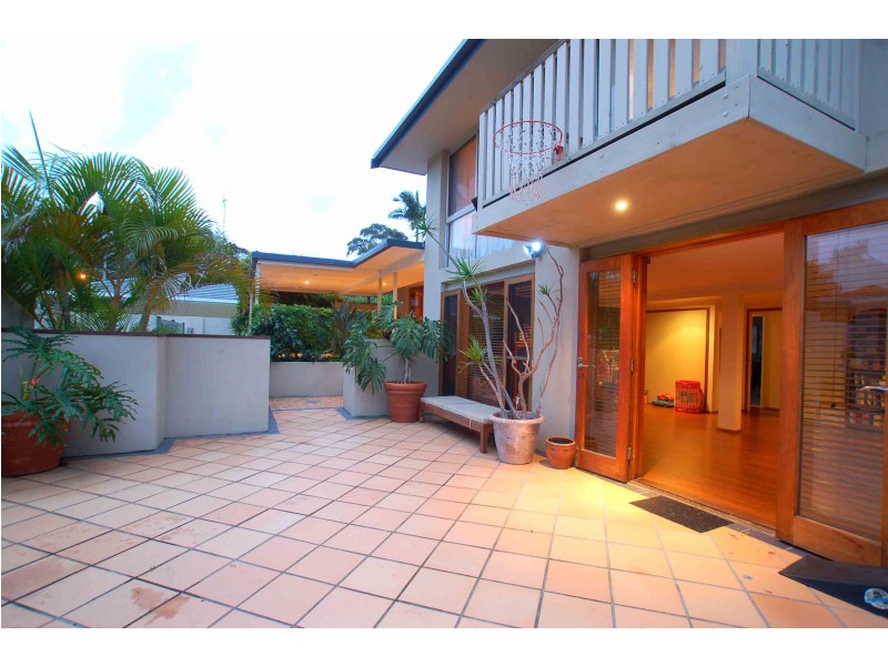 5 Bradley Ave, Miami QLD 4220