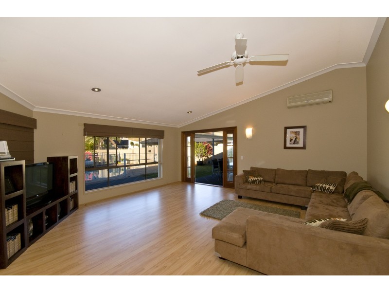 33 Portobello Dr, Mermaid Waters QLD 4218