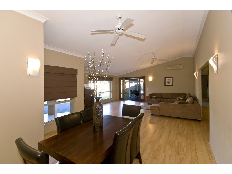 33 Portobello Dr, Mermaid Waters QLD 4218