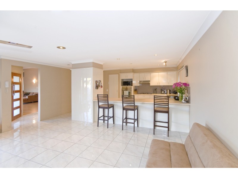 33 Portobello Dr, Mermaid Waters QLD 4218