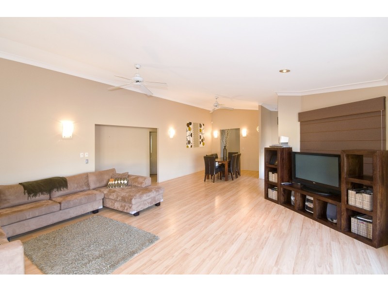 33 Portobello Dr, Mermaid Waters QLD 4218