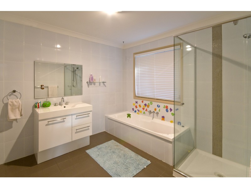 33 Portobello Dr, Mermaid Waters QLD 4218