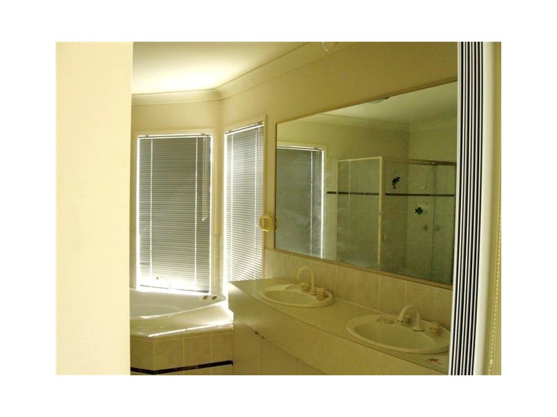 8 FAIRMONT CRESCENT, Underwood QLD 4119