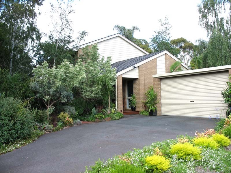 27 Savanna Drive, Mooroolbark VIC 3138
