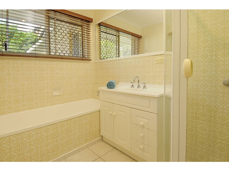 28 Dinterra Ave, Ferny Hills QLD 4055